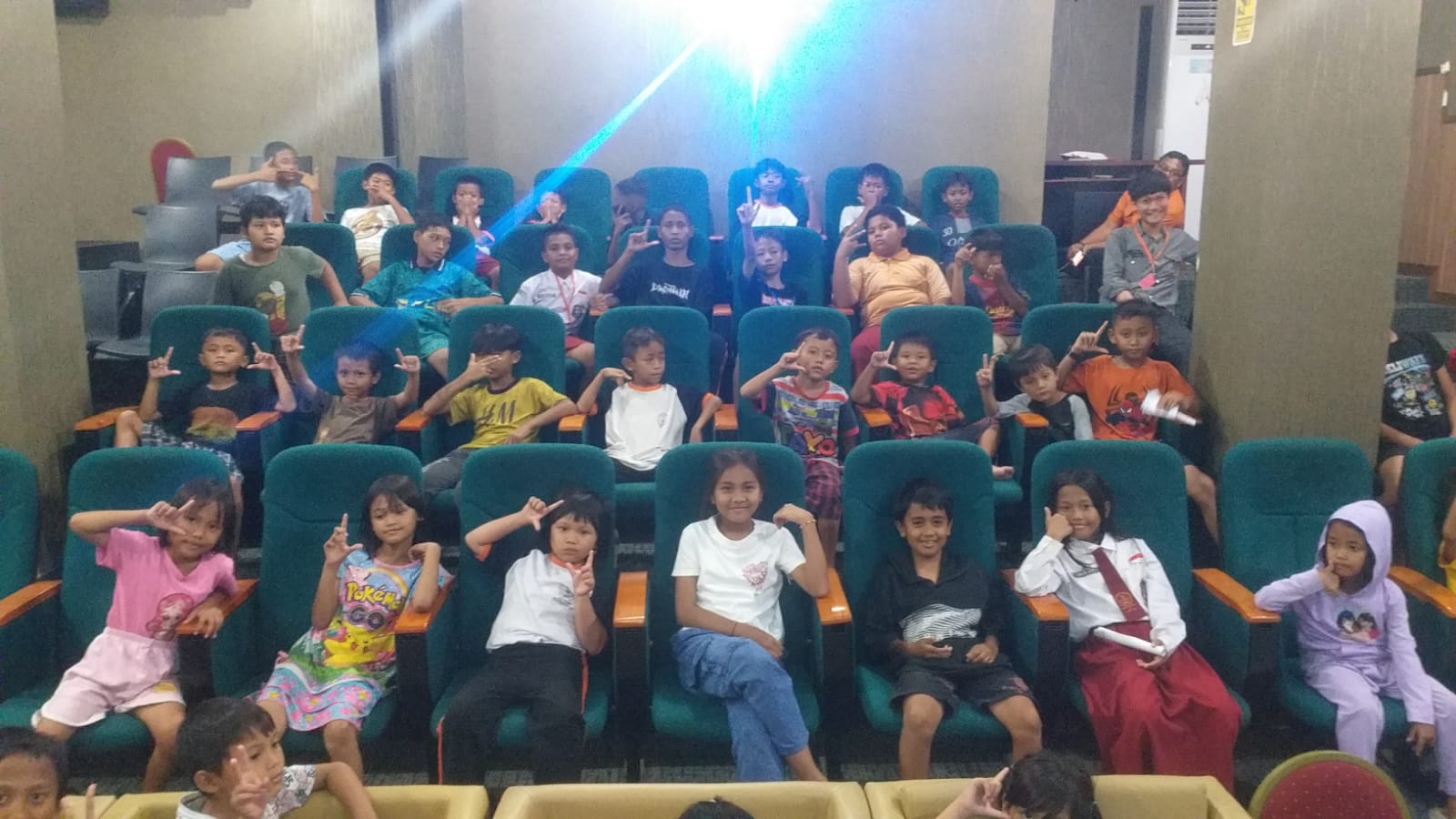 Menonton Film Edukasi